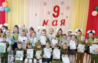Конкурс чтецов "Поклонимся великим тем годам!" Конкурс чтецов "Поклонимся великим тем годам!".