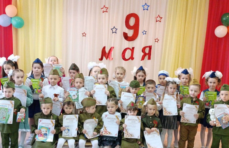 Конкурс чтецов "Поклонимся великим тем годам!" Конкурс чтецов "Поклонимся великим тем годам!".